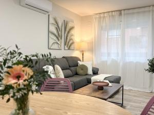 una sala de estar con un sofá y una mesa en ChillaHomes 001, en Candeleda