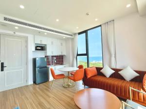 Cucina o angolo cottura di LYNS Apartment - Ocean View with Infinity Pool &Firework