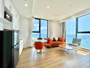 Area soggiorno di LYNS Apartment - Ocean View with Infinity Pool &Firework