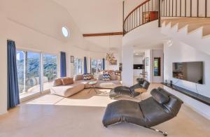 Χώρος καθιστικού στο Ambassador Penthouse Apartment +15 φωτογραφίες