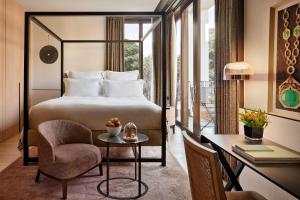 Postel nebo postele na pokoji v ubytování Bvlgari Hotel Milano