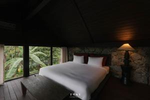 Postel nebo postele na pokoji v ubytování TOKI Ecolodge Cao Răm