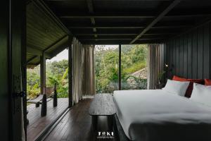Postel nebo postele na pokoji v ubytování TOKI Ecolodge Cao Răm