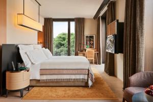Postel nebo postele na pokoji v ubytování Bvlgari Hotel Milano
