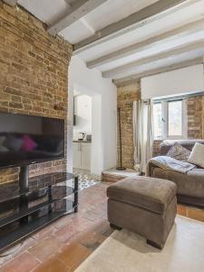 sala de estar con chimenea de ladrillo y sofá en 6 Bedroom Country Cottage with Hot Tub, en Shifnal 20 fotos más