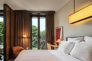 Postel nebo postele na pokoji v ubytování Bvlgari Hotel Milano