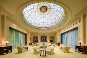 Uma área de estar em Hotel Bayerischer Hof