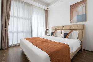 a bedroom with a large bed and a large window at 三亚海棠湾蔚蓝海湾公寓 in Sanya