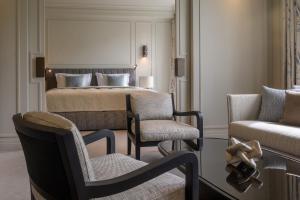 Uma área de estar em Hotel Bayerischer Hof