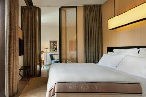 Postel nebo postele na pokoji v ubytování Bvlgari Hotel Milano