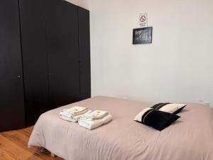 Postel nebo postele na pokoji v ubytování Genoa Waterfront Room