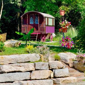 a miniature train in a garden with flowers at la Roulotte du Pont Sarrazin in Vandoncourt