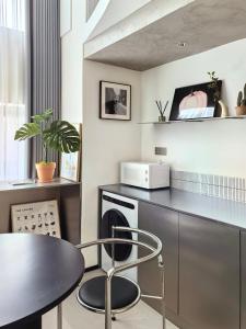 kuchnia ze stołem i kuchenką mikrofalową w obiekcie Chongqing XinHuaXieXin B&B w mieście Chongqing