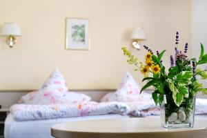 Postel nebo postele na pokoji v ubytování Hotel Im Kräutergarten