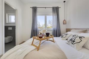 een slaapkamer met een bed met een tafel erop bij Villa Grigia in Banjevci +36 foto's