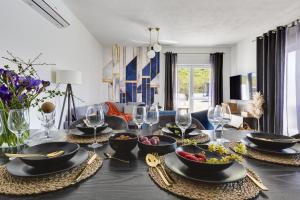 een eettafel met kommen eten en wijnglazen bij Villa Grigia in Banjevci