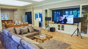 TV a/nebo společenská místnost v ubytování Na Khwae Villa Riverside