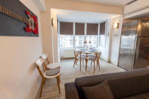 a living room with a couch and a table at MaraM in Constanţa