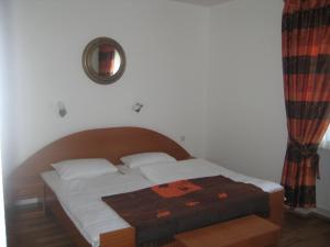 Un pat sau paturi într-o cameră la Bliestal Hotel