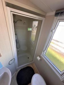 Bilik mandi di Swift 3-Bedroom Caravan Located in Uddingston, Glasgow at Maryville Caravan Site +17 gambar
