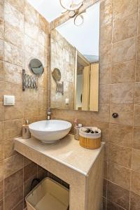 Ένα μπάνιο στο Natura Suites Sky