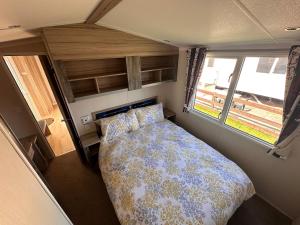 Postel nebo postele na pokoji v ubytování 3-Bedroom Swift Caravan - Located in Uddingston, Glasgow at Maryville Caravan Site