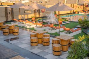 een patio met tafels en stoelen en een fontein bij La Zona Continental Hotel in Dubai