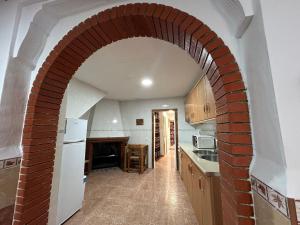 an archway in a kitchen with a brick wall at Aires de la Alpujarra in Alcolea