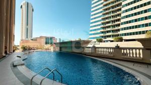 una piscina in una città con edifici alti di Luxury 1 Br Marina Near Tram Ain Sea View Balcony a Dubai