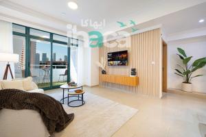 un soggiorno con un divano e un tavolo di Luxury 1 Br Marina Near Tram Ain Sea View Balcony a Dubai