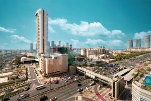 una vista aerea di una città con edifici e traffico di Luxury 1 Br Marina Near Tram Ain Sea View Balcony a Dubai