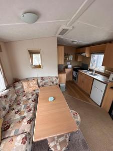 Kuchyň nebo kuchyňský kout v ubytování 4-Bedroom Cosalt Caravan in Uddingston, Glasgow