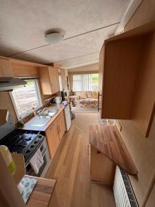 Kuchyň nebo kuchyňský kout v ubytování 4-Bedroom Cosalt Caravan in Uddingston, Glasgow