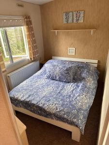 Postel nebo postele na pokoji v ubytování 4-Bedroom Cosalt Caravan in Uddingston, Glasgow + 7 fotografií