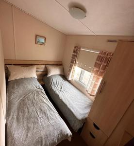 Postel nebo postele na pokoji v ubytování 4-Bedroom Cosalt Caravan in Uddingston, Glasgow