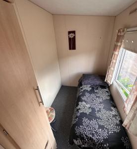 Postel nebo postele na pokoji v ubytování 4-Bedroom Cosalt Caravan in Uddingston, Glasgow