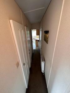 Fotografie z fotogalerie ubytování 4-Bedroom Cosalt Caravan in Uddingston, Glasgow v destinaci Uddingston