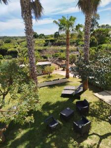 - une vue sur un parc avec des palmiers et des bancs dans l'établissement Villetta Lu Sciardinu, à Otrante 28 autres photos