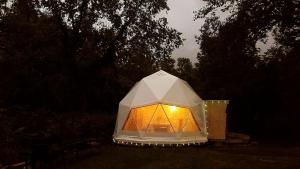 Φωτογραφία από το άλμπουμ του Romantic Glamping Dome in the Catskill Mountains near Woodstock, New York σε Hensonville