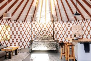 Voodi või voodid majutusasutuse Spectacular Yurt with Amazing Indoor and Outdoor in Basalt, Colorado toas