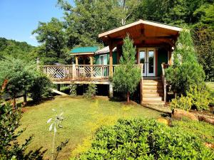 Aed väljaspool majutusasutust Unique Yurt Rental on Peony Farm with Riverfront View in Clyde, North Carolina