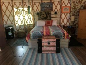 ein Schlafzimmer mit einem Bett in einem Zimmer in der Unterkunft Gorgeous Gibbon Yurt Ideal for Glamping in Nebraska in Kearney