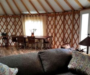 Istumisnurk majutusasutuses Unique Yurt Rental on Peony Farm with Riverfront View in Clyde, North Carolina