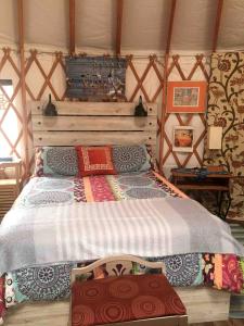 ein Schlafzimmer mit einem großen Bett in einem Zimmer in der Unterkunft Gorgeous Gibbon Yurt Ideal for Glamping in Nebraska in Kearney