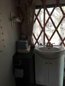ein Badezimmer mit Waschbecken und Fenster in der Unterkunft Gorgeous Gibbon Yurt Ideal for Glamping in Nebraska in Kearney + 17 Fotos