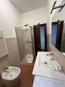 łazienka z umywalką, prysznicem i toaletą w obiekcie Colosseum 20 apartment w Rzymie