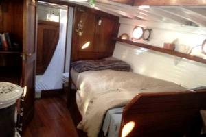 Postel nebo postele na pokoji v ubytování Fabulous Yacht Rental for a Unique Glamping Getaway in Bay Area, California