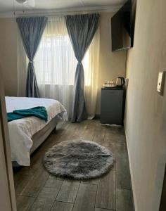 Postel nebo postele na pokoji v ubytování Phindulo Bed and Breakfast - No Loadshedding, Smart TVs & unlimited free fibre wifi
