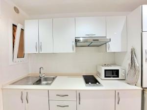 مطبخ أو مطبخ صغير في Studio in Los Cristianos front of the beach with pool and WiFi