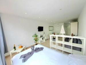 سرير أو أسرّة في غرفة في Studio in Los Cristianos front of the beach with pool and WiFi